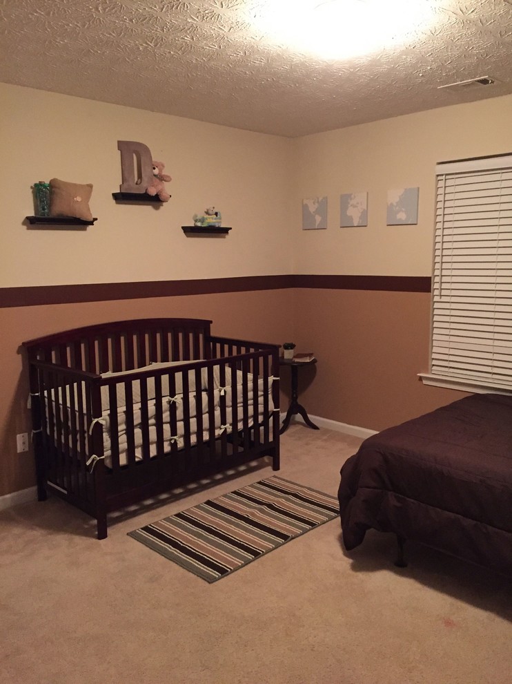 Immagine di una cameretta per neonato shabby-chic style di medie dimensioni con pareti marroni e moquette