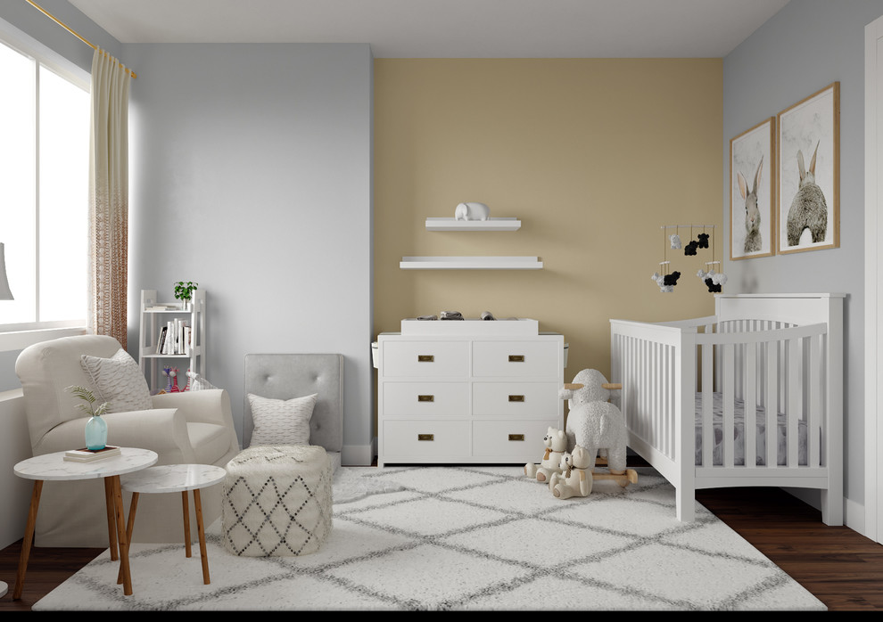 Idées déco pour une petite chambre de bébé neutre classique avec un mur gris, un sol en bois brun et un sol marron.