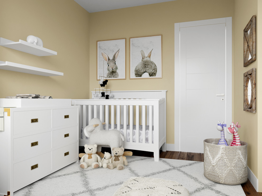 Kleines, Neutrales Klassisches Babyzimmer mit grauer Wandfarbe, braunem Holzboden und braunem Boden in Denver