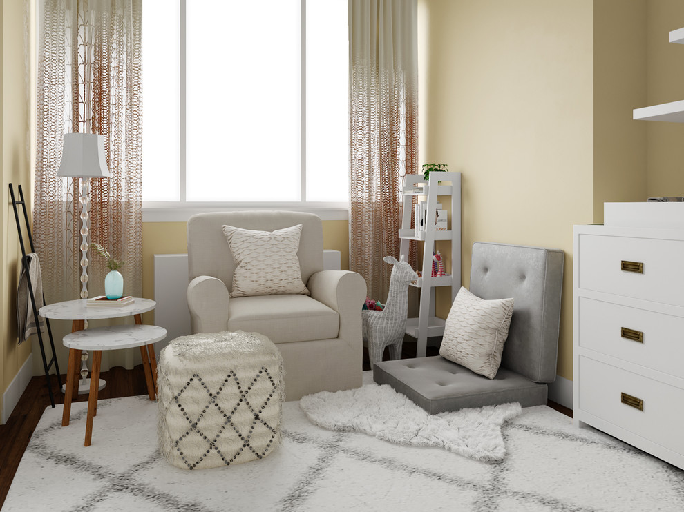 Ejemplo de habitación de bebé neutra clásica renovada pequeña con paredes grises, suelo de madera en tonos medios y suelo marrón