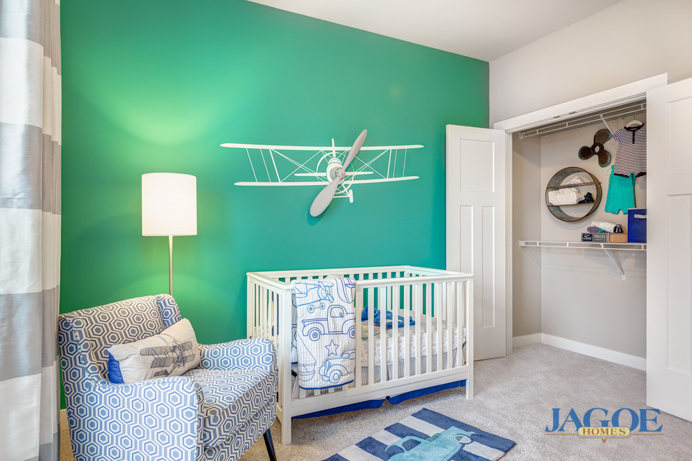 Réalisation d'une chambre de bébé garçon craftsman de taille moyenne avec un mur bleu et moquette.