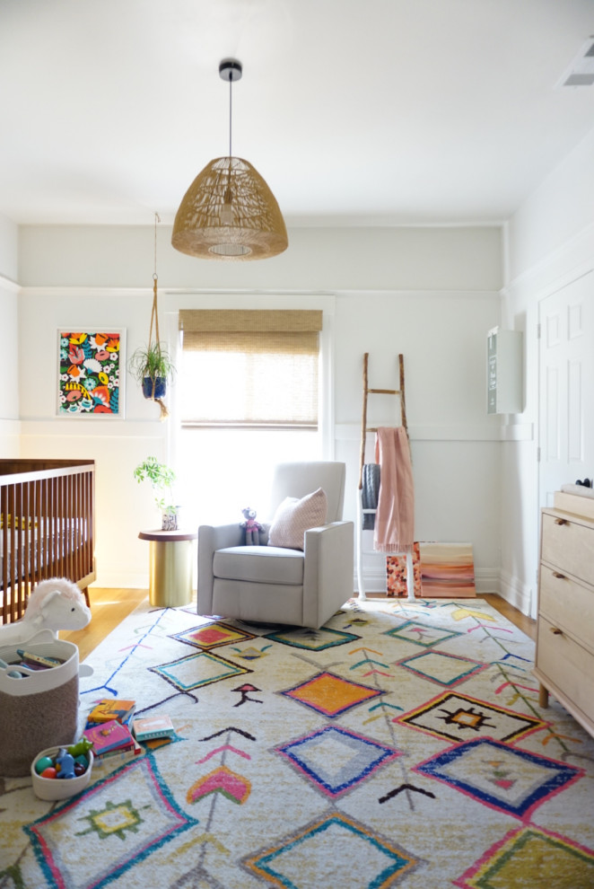 Diseño de habitación de bebé niña escandinava pequeña con paredes blancas