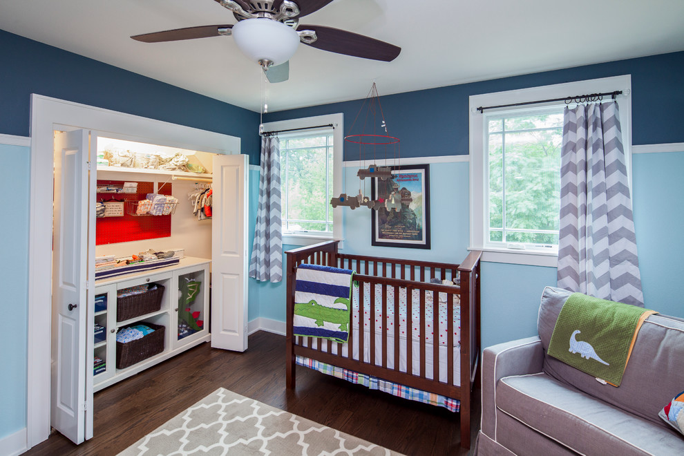 На фото: комната для малыша среднего размера в стиле неоклассика (современная классика) с темным паркетным полом, синими стенами и коричневым полом для мальчика