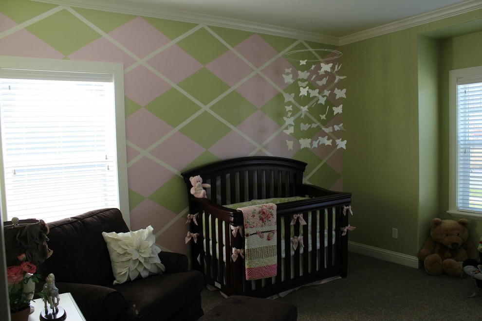 Cette image montre une chambre de bébé fille traditionnelle de taille moyenne avec un mur vert et moquette.