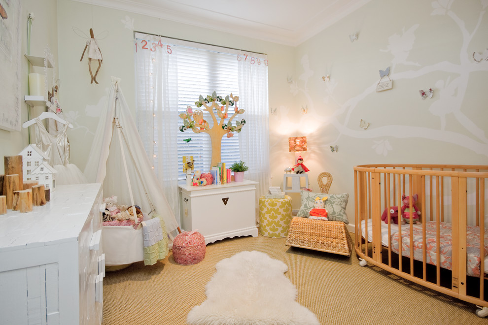 ロサンゼルスにある中くらいなトランジショナルスタイルのおしゃれな赤ちゃん部屋 (ベージュの壁、カーペット敷き、女の子用、ベージュの床) の写真