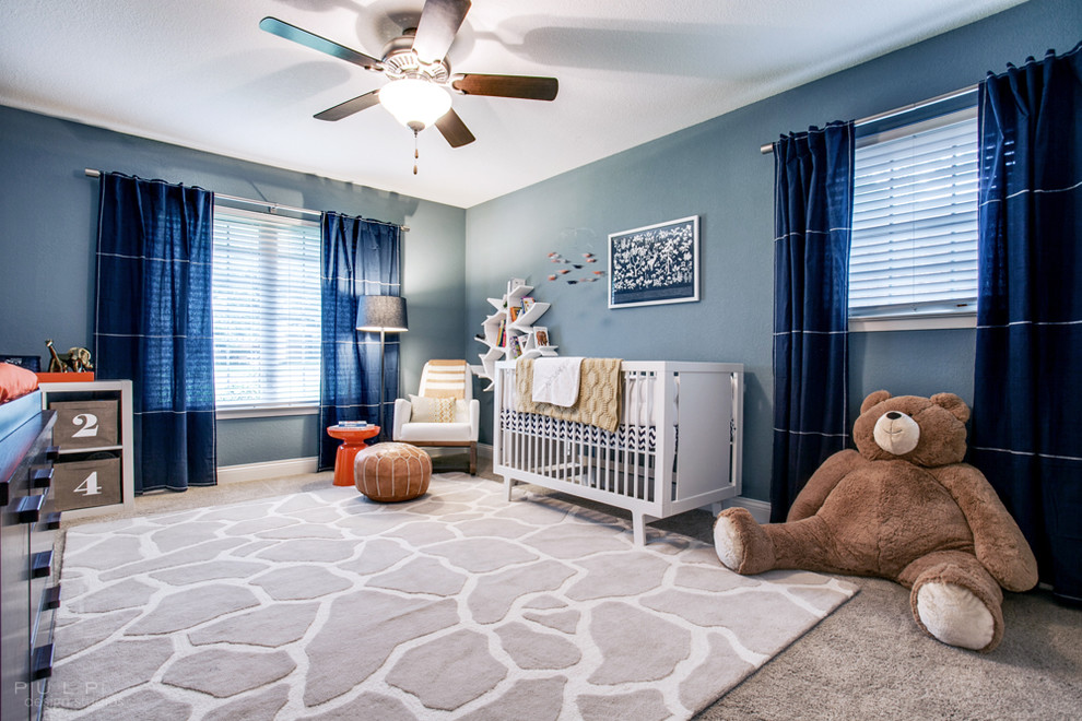 Idée de décoration pour une grande chambre de bébé garçon tradition avec un mur bleu, moquette et un sol marron.