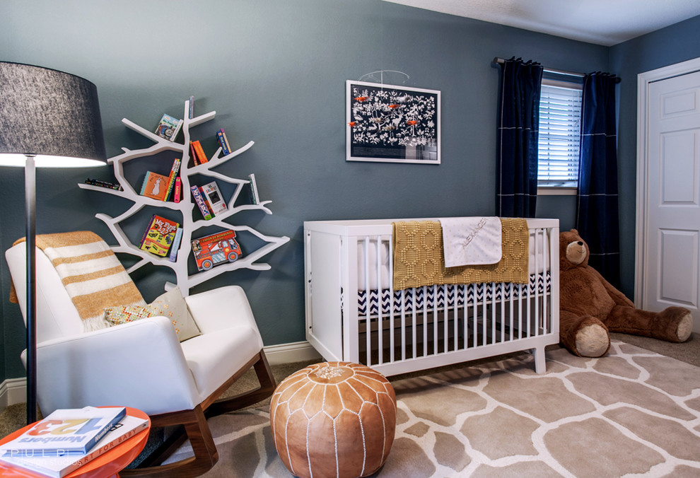 Aménagement d'une chambre de bébé neutre éclectique de taille moyenne avec un mur bleu et moquette.