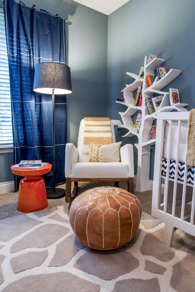 Foto de habitación de bebé neutra bohemia de tamaño medio con paredes azules y moqueta