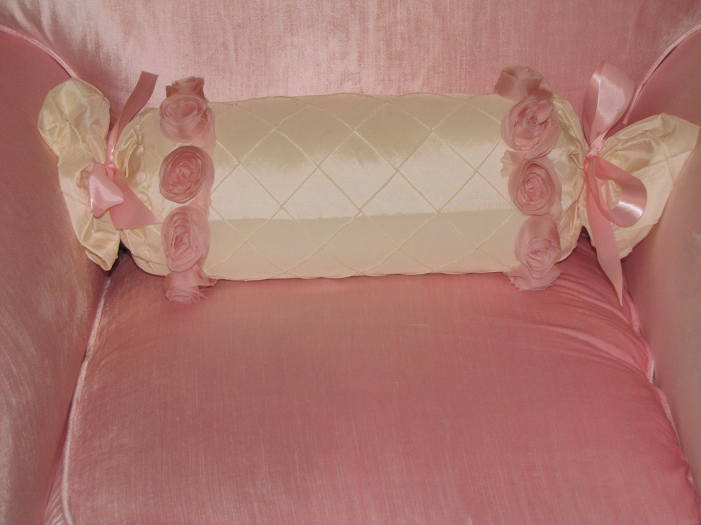 Foto de habitación de bebé niña tradicional de tamaño medio con paredes rosas y moqueta