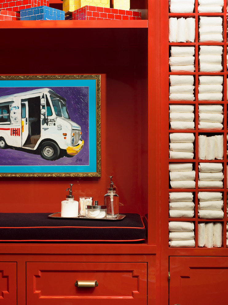 Immagine di una cameretta per neonati neutra contemporanea di medie dimensioni con pareti rosse e moquette