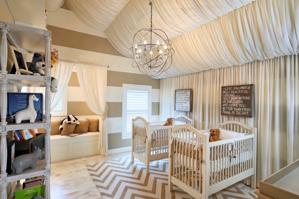 Modelo de habitación de bebé neutra clásica renovada con paredes marrones, suelo de madera clara y suelo beige