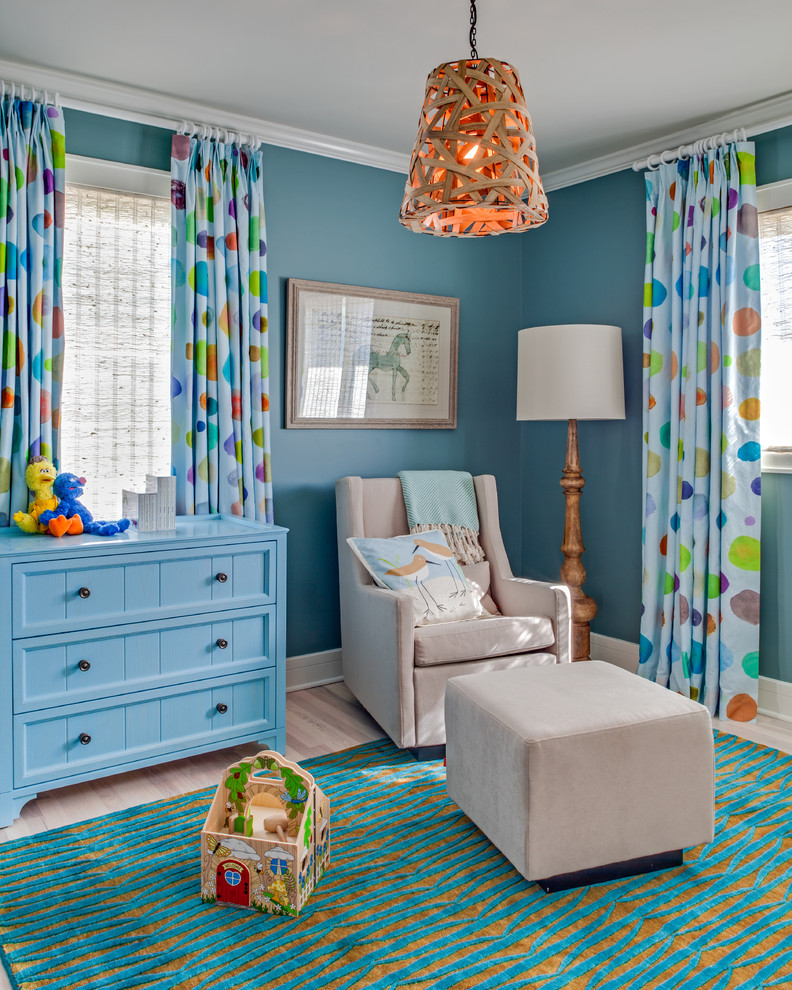 Esempio di una cameretta per neonati neutra costiera con pareti blu e parquet chiaro