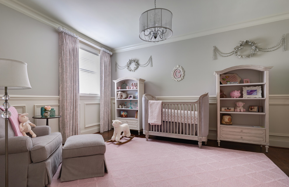 Cette photo montre une chambre de bébé chic.