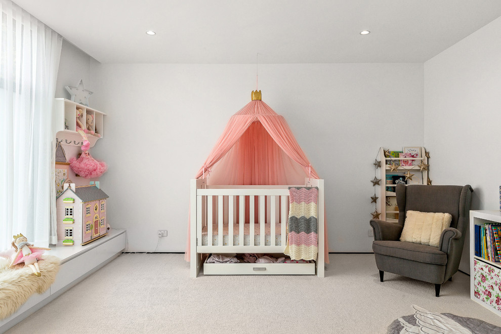 Immagine di una cameretta per neonata chic di medie dimensioni con pareti bianche, moquette e pavimento bianco