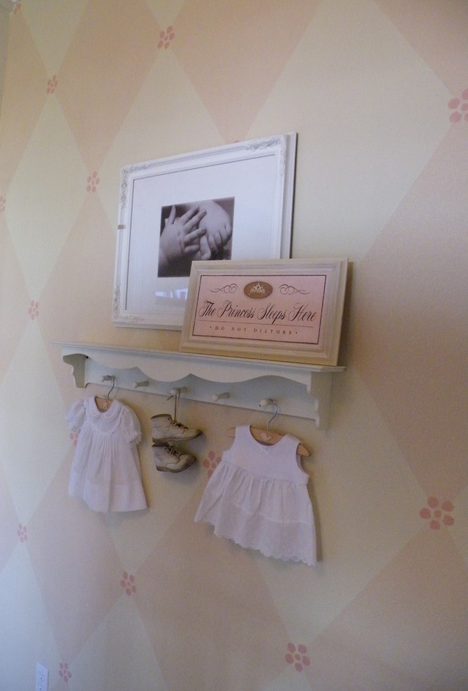 Пример оригинального дизайна: большая комната для малыша в стиле шебби-шик с розовыми стенами и ковровым покрытием для девочки