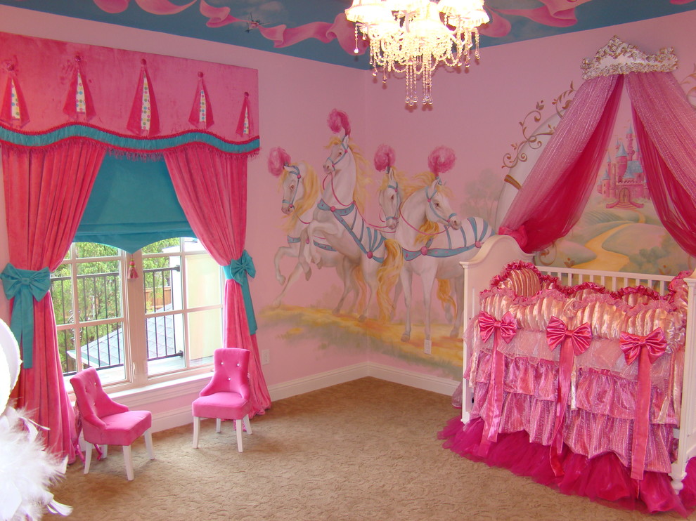 Esempio di una cameretta per neonata bohémian con pareti multicolore e moquette