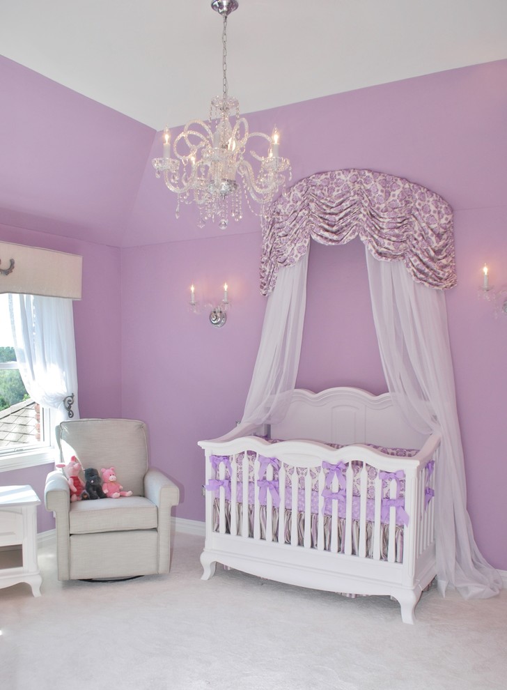 Идея дизайна: большая комната для малыша в классическом стиле с фиолетовыми стенами и ковровым покрытием для девочки
