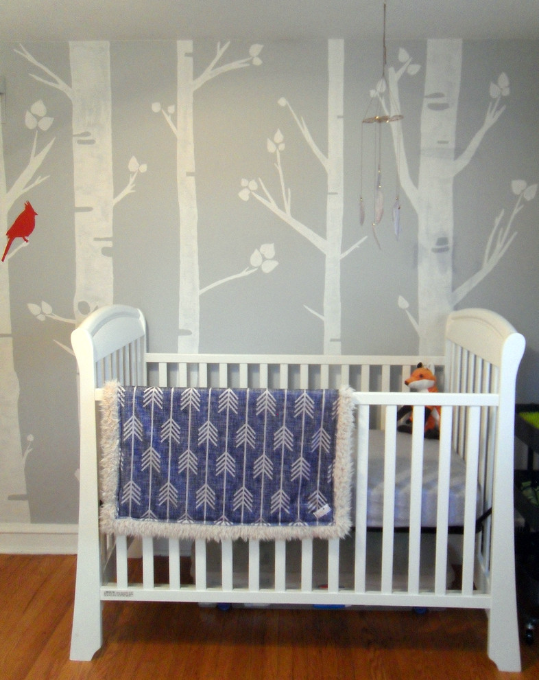 Immagine di una piccola cameretta per neonati neutra classica con pareti grigie