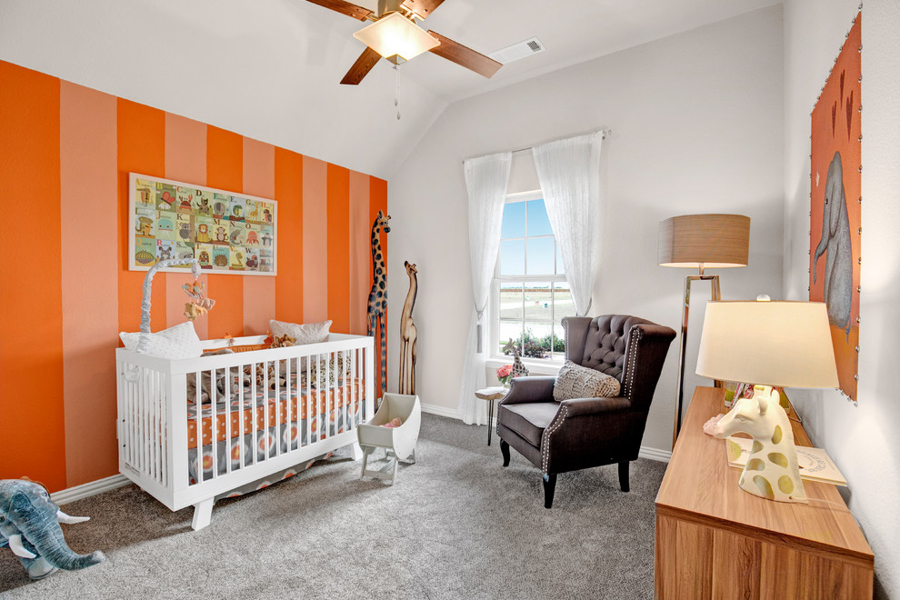 Foto de habitación de bebé neutra actual grande con paredes beige, moqueta y suelo beige