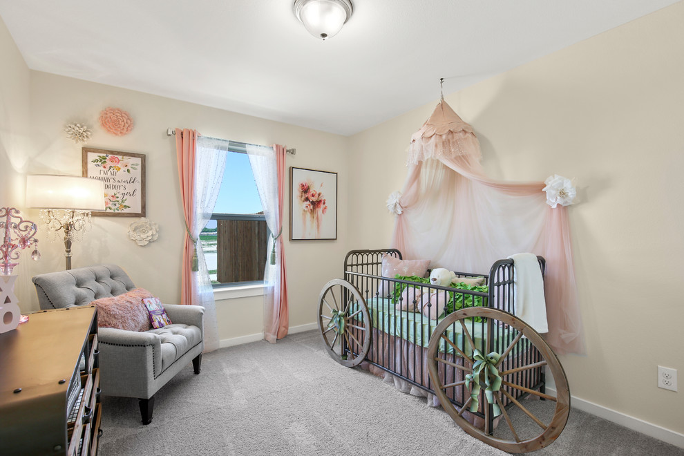 Imagen de habitación de bebé niña tradicional renovada grande con paredes beige, moqueta y suelo beige