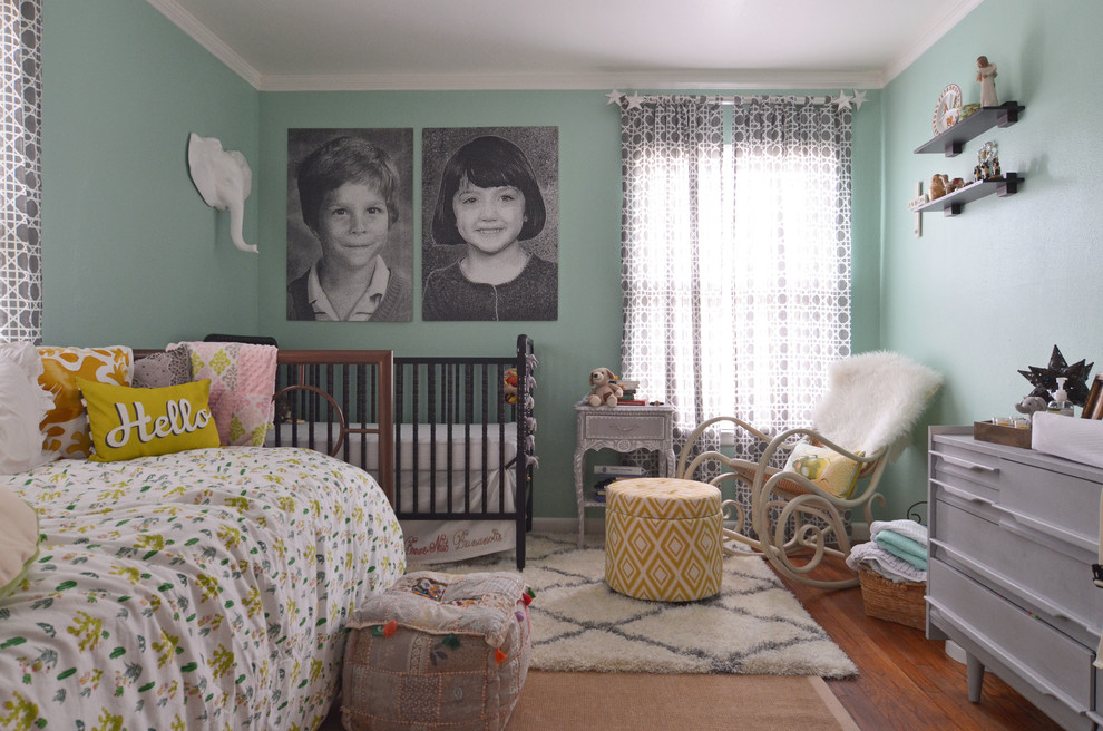 ダラスにある中くらいなエクレクティックスタイルのおしゃれな赤ちゃん部屋 (男女兼用、緑の壁、無垢フローリング) の写真