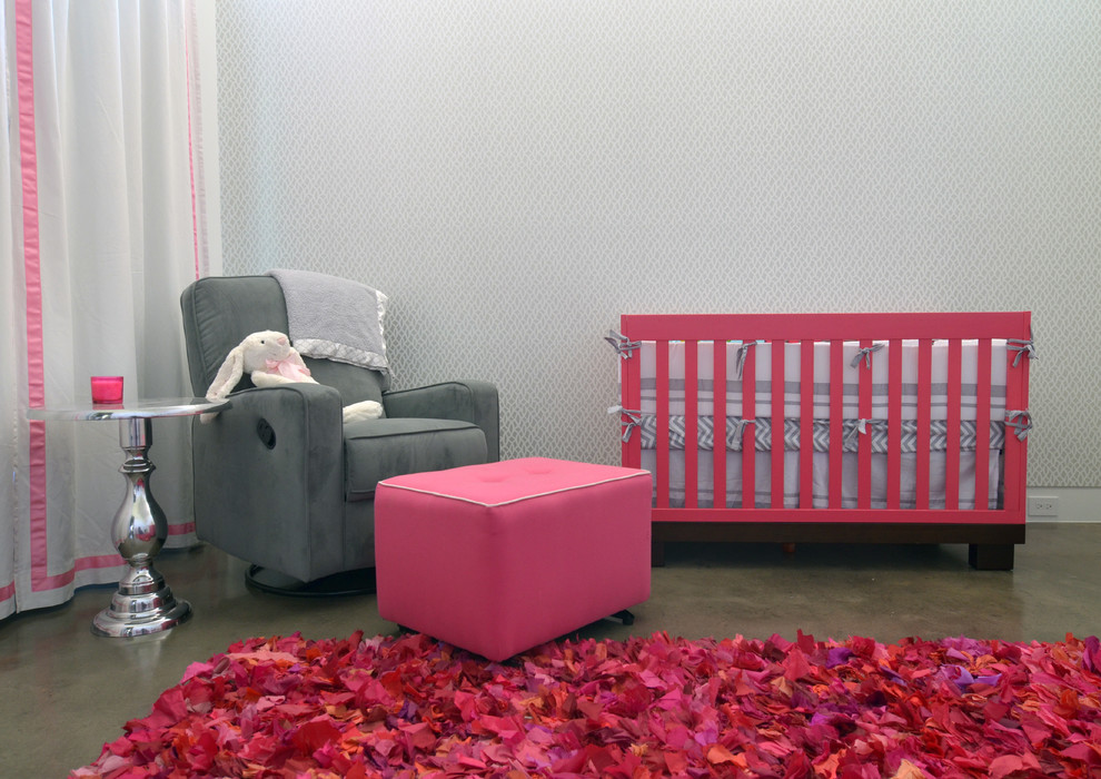 ダラスにあるコンテンポラリースタイルのおしゃれな赤ちゃん部屋 (グレーの壁、コンクリートの床、女の子用) の写真
