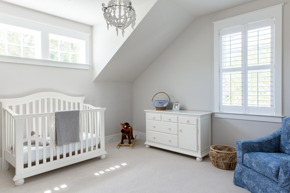 Mittelgroßes Klassisches Babyzimmer mit beiger Wandfarbe, Teppichboden und beigem Boden in Charleston