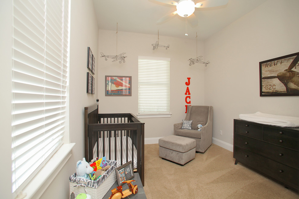 Идея дизайна: маленькая комната для малыша в стиле неоклассика (современная классика) с серыми стенами, ковровым покрытием и бежевым полом для мальчика, на участке и в саду