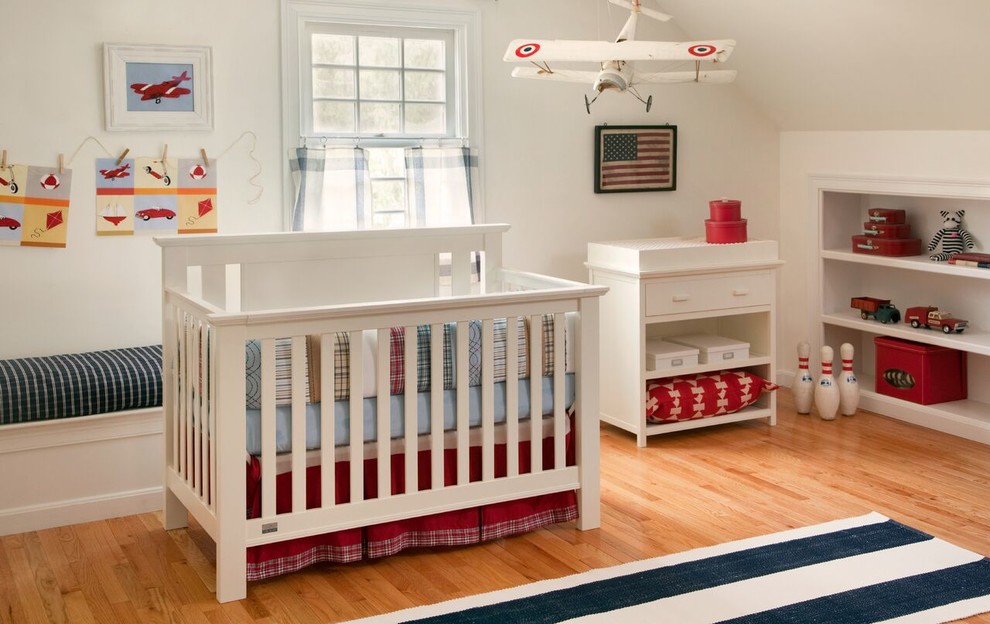 Foto de habitación de bebé neutra clásica de tamaño medio con paredes blancas y suelo de madera clara