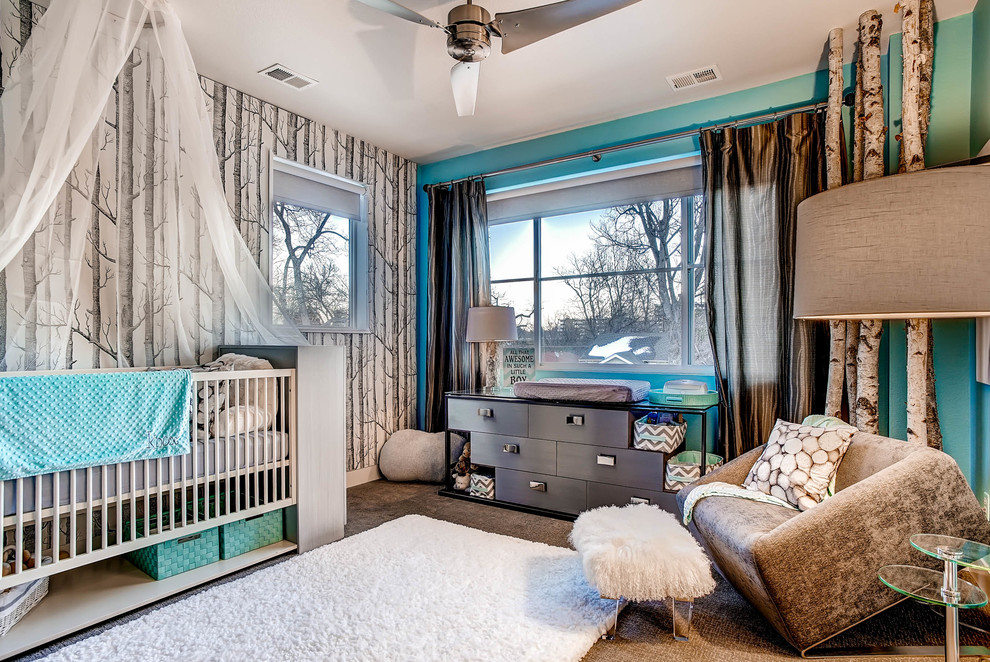 На фото: нейтральная комната для малыша в стиле неоклассика (современная классика) с разноцветными стенами и ковровым покрытием с