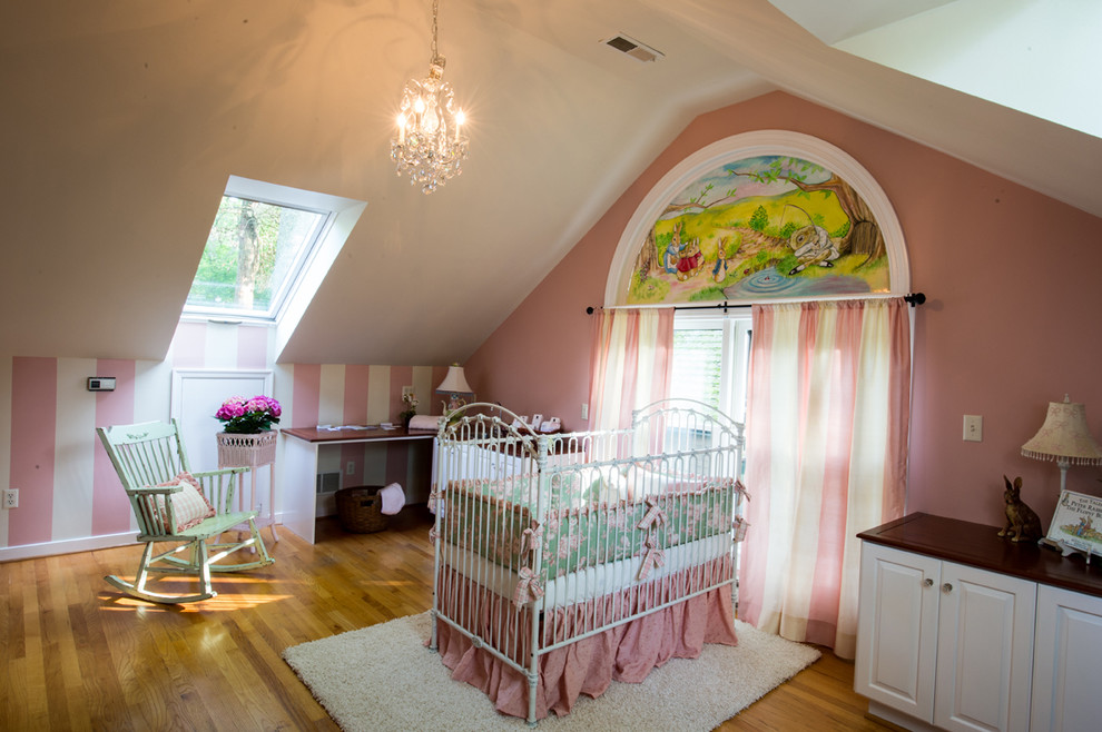 リッチモンドにあるトラディショナルスタイルのおしゃれな赤ちゃん部屋 (ピンクの壁、無垢フローリング、女の子用) の写真