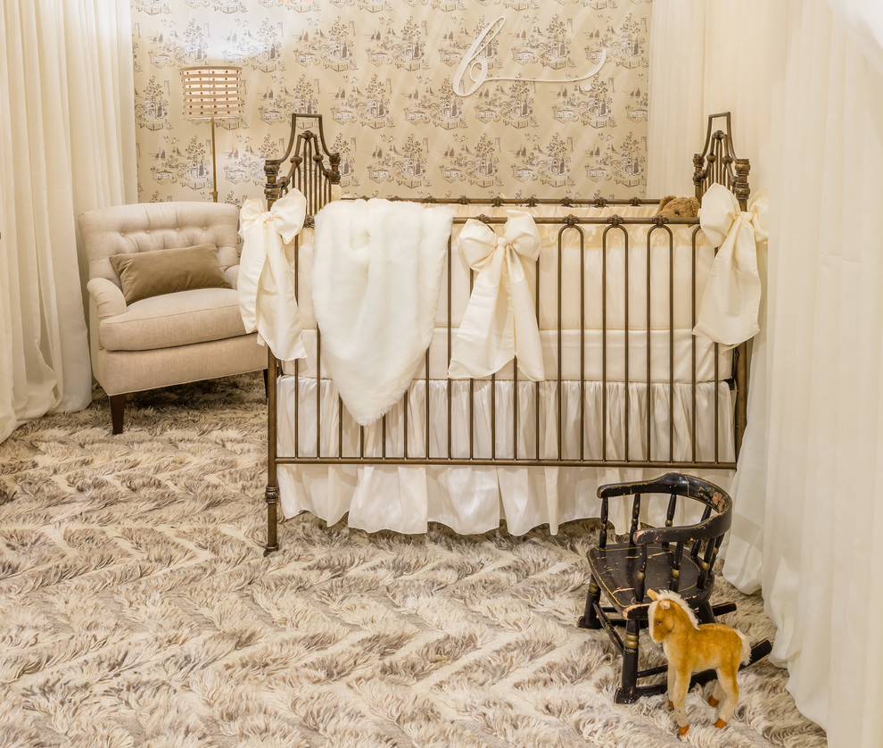 Idées déco pour une petite chambre de bébé romantique.