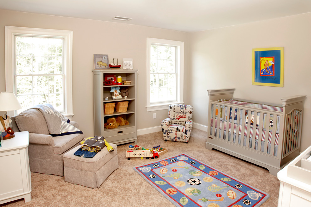 Klassisches Babyzimmer mit beiger Wandfarbe und Teppichboden in Bridgeport