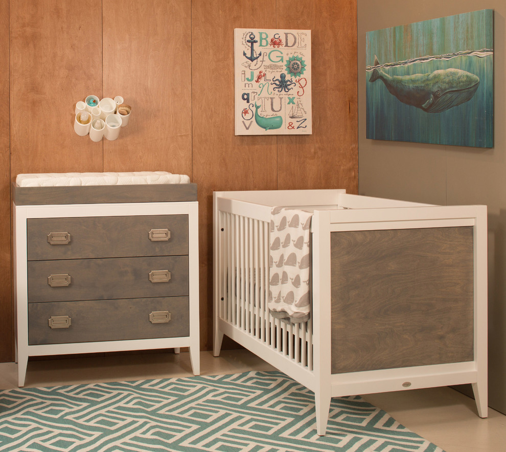Ejemplo de habitación de bebé neutra contemporánea pequeña con paredes marrones y suelo de linóleo