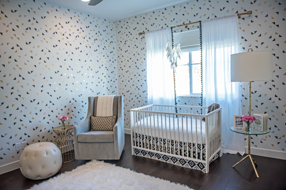 Modelo de habitación de bebé niña actual pequeña con paredes multicolor y suelo de madera oscura