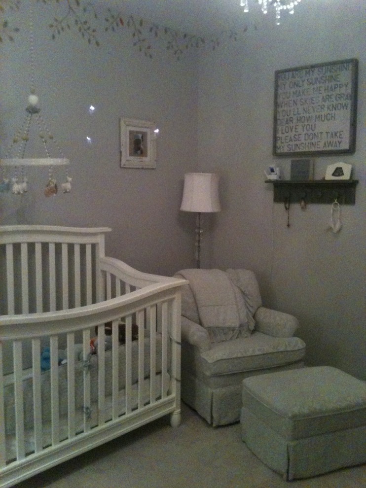 Kleines, Neutrales Klassisches Babyzimmer mit blauer Wandfarbe in Chicago