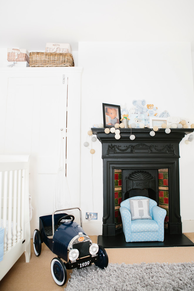 Mittelgroßes Klassisches Babyzimmer mit weißer Wandfarbe und Teppichboden in London