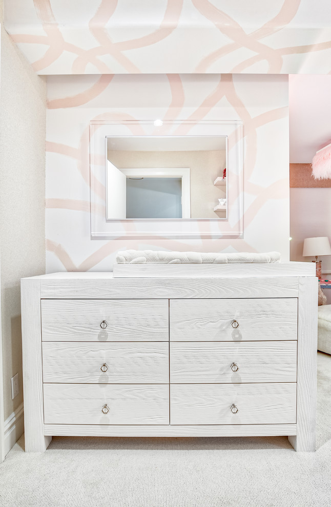 Modelo de habitación de bebé niña retro pequeña con paredes multicolor, moqueta y suelo beige