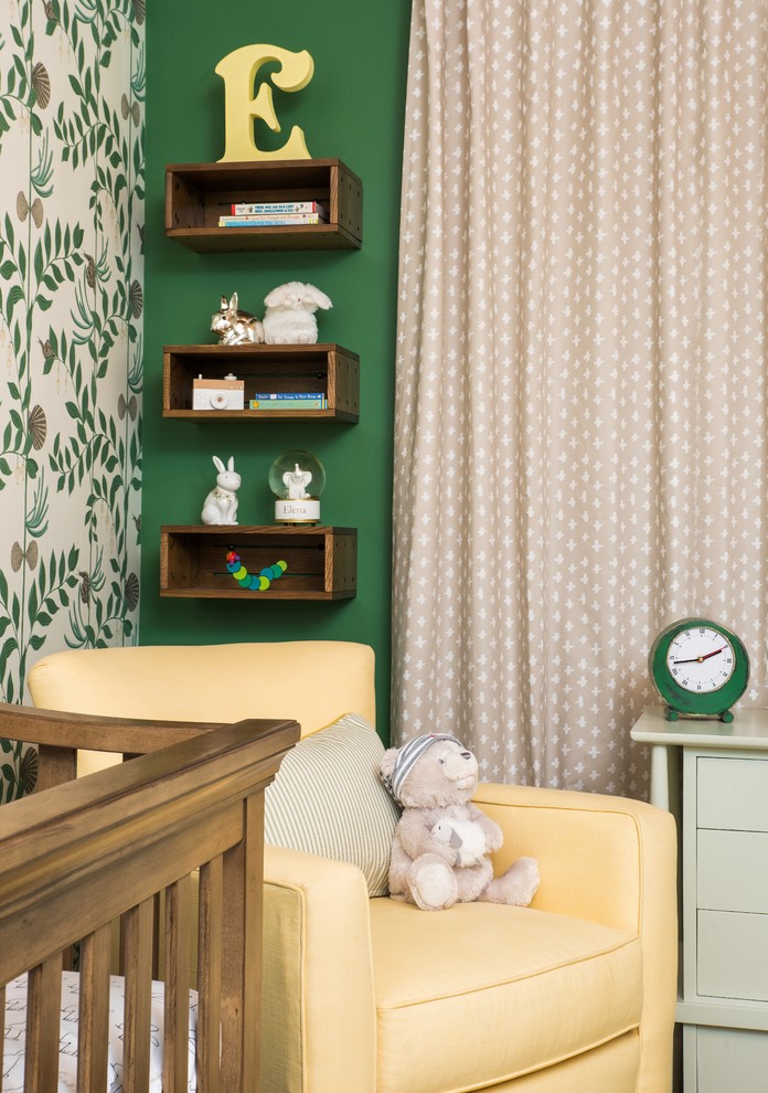Ispirazione per una cameretta per neonati neutra contemporanea di medie dimensioni con pareti verdi, parquet scuro e pavimento marrone