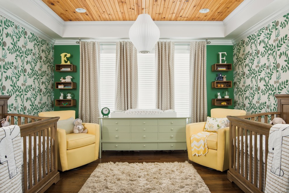 Foto di una cameretta per neonati neutra tradizionale di medie dimensioni con pareti verdi, parquet scuro e pavimento marrone