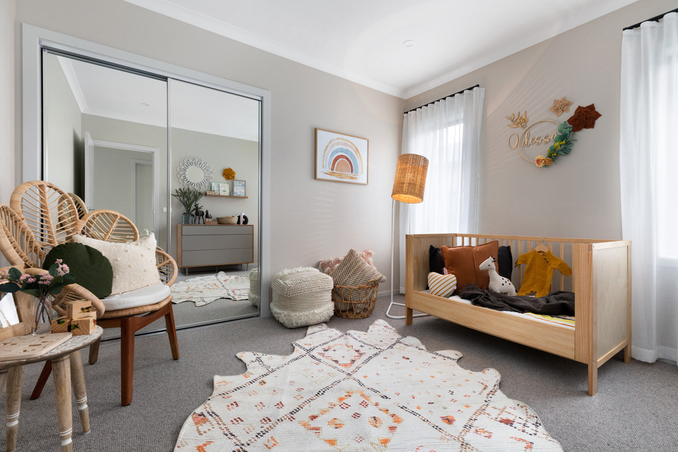 Idée de décoration pour une chambre de bébé design avec un mur gris, moquette et un sol gris.