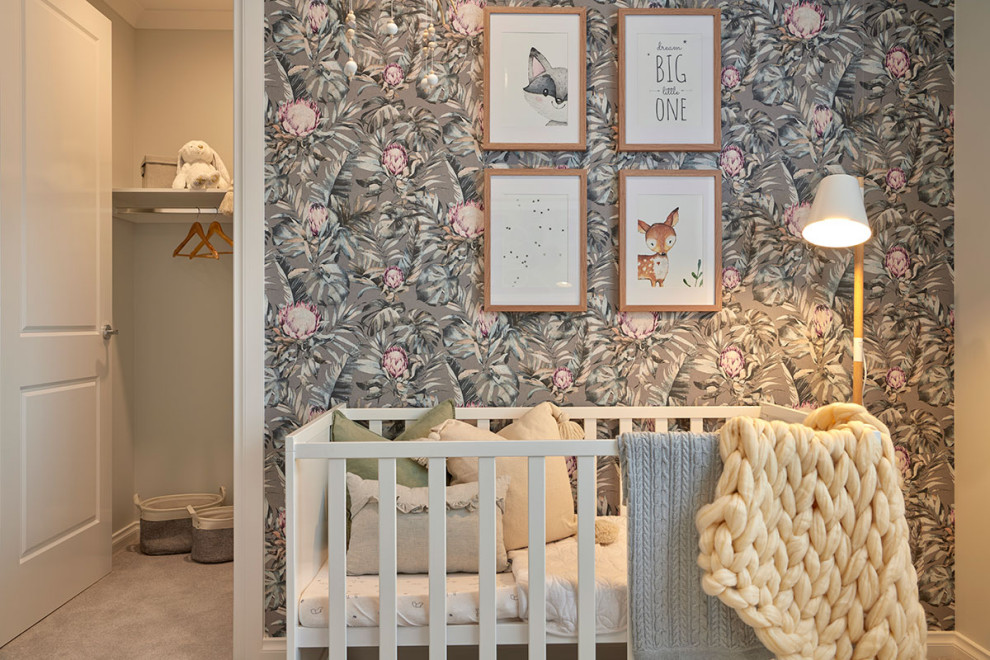Esempio di una cameretta per neonata classica di medie dimensioni con pareti grigie, moquette, pavimento grigio e carta da parati