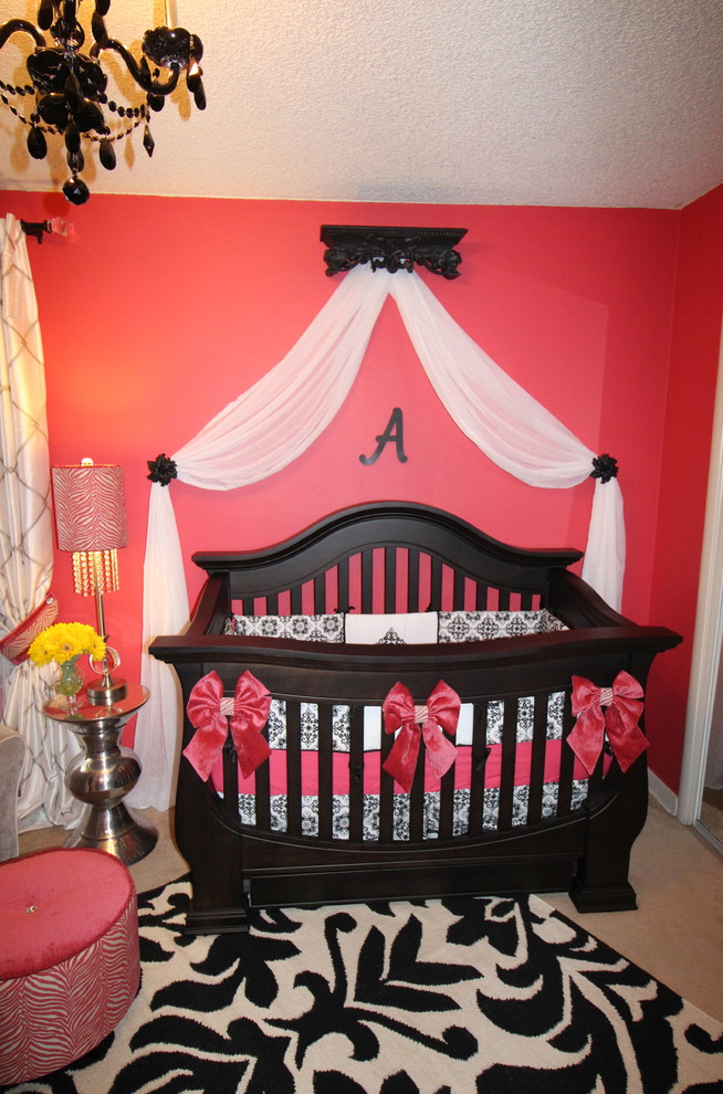Exempel på ett klassiskt babyrum, med rosa väggar