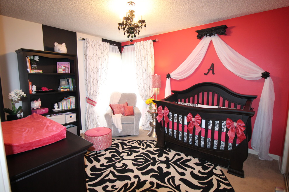 Идея дизайна: комната для малыша в стиле неоклассика (современная классика) с розовыми стенами для девочки