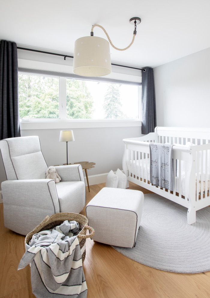Foto di una cameretta per neonato chic di medie dimensioni con pareti bianche e pavimento beige