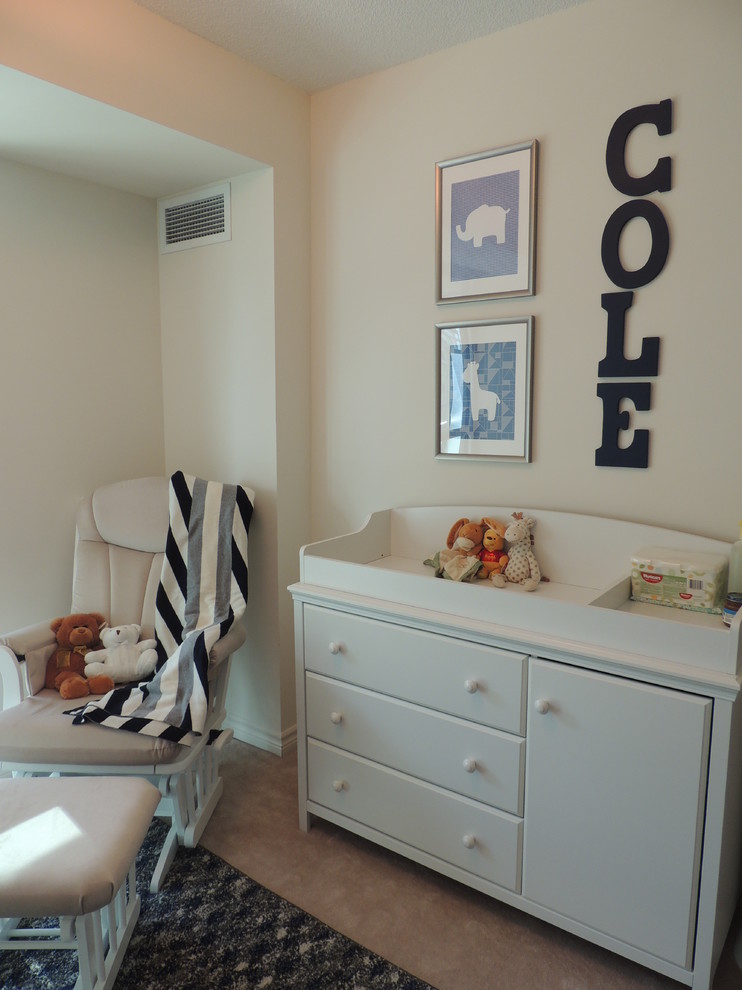 Foto de habitación de bebé niño minimalista pequeña con paredes blancas y moqueta