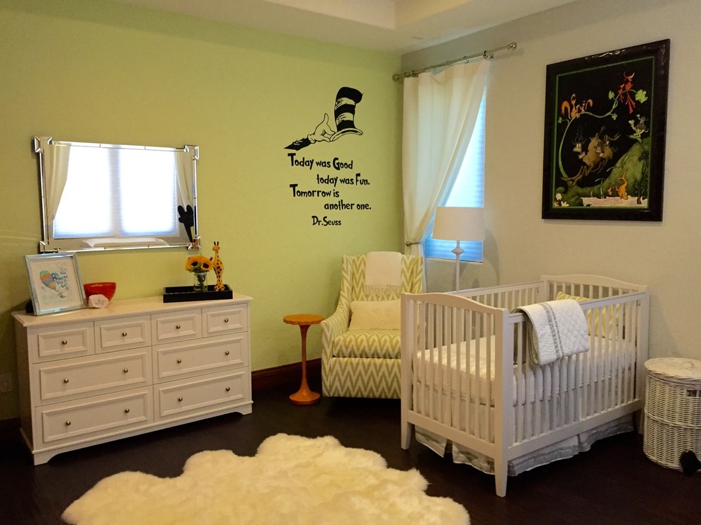 Idee per una cameretta per neonati neutra con pareti verdi