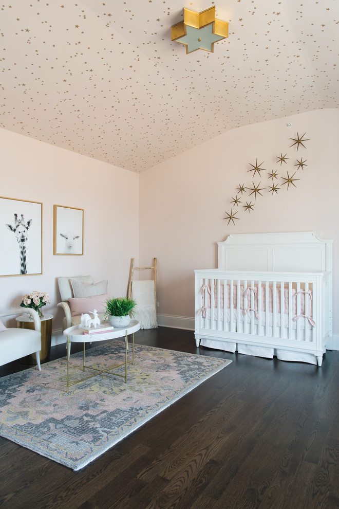 На фото: комната для малыша: освещение в стиле неоклассика (современная классика) с розовыми стенами, темным паркетным полом и коричневым полом для девочки