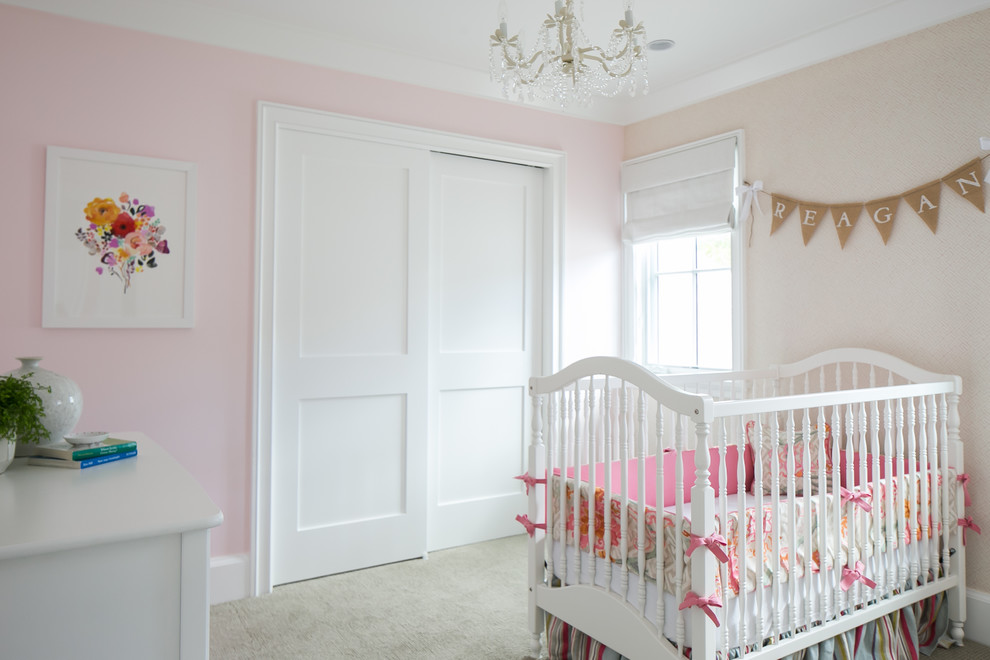 Ispirazione per una cameretta per neonata stile marinaro con pareti rosa, moquette e pavimento grigio