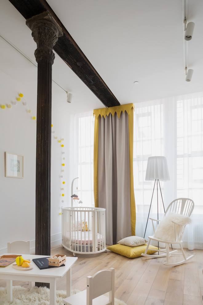 Neutrales Modernes Babyzimmer mit weißer Wandfarbe, braunem Holzboden und braunem Boden in Boston